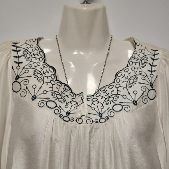 White Short Sleeve Blouse Top with Applique Accent One Size - Picture 2 of 11